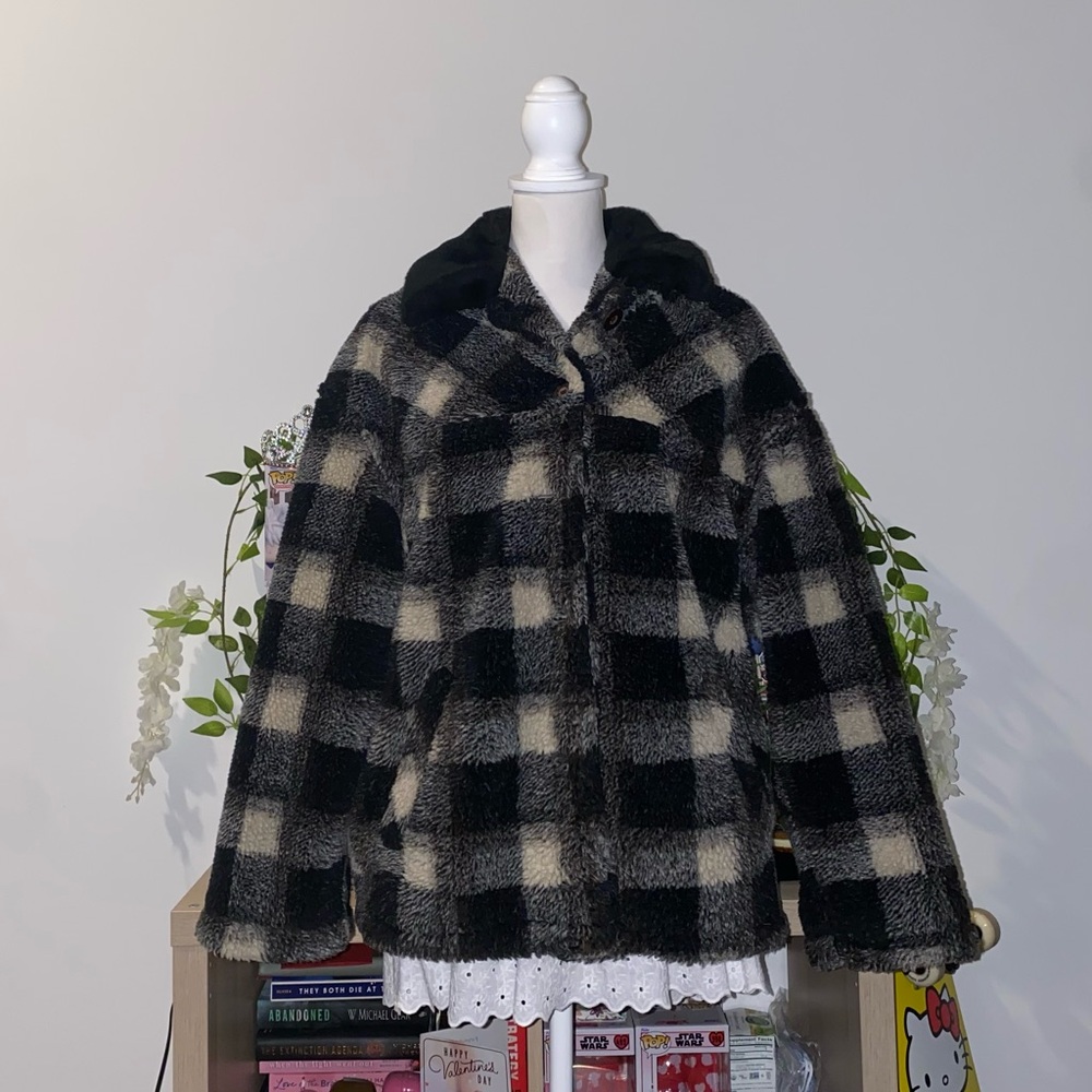 Velour County vintage style black and white plaid fuzzy button down coat - Picture 2 of 9